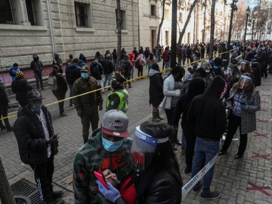 Quemas de buses, barricadas y desórdenes en Chile tras discurso de Piñera