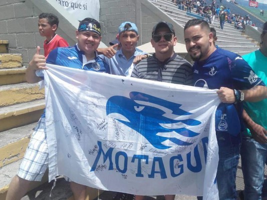 Aficionados comienzan a llenar el Estadio Nacional para ver a Ronaldinho Gaúcho
