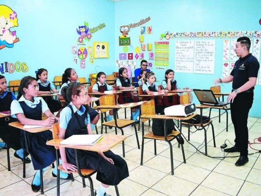 Escuelas cierran el primer mes de trabajo aprendiendo del compost