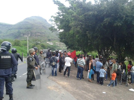 Policía evita toma de carreteras por parte de la Resistencia