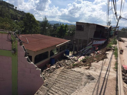 Muros ceden tras lluvias del fin de semana