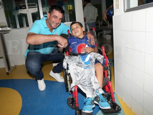 Motagua llena de alegría al pequeño José Luis Castellanos, un niño que sufre hemofilia