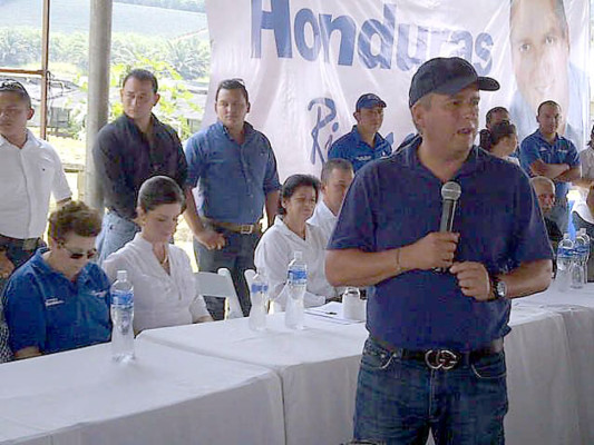 Con canastas y flores, políticos buscan favor de madres hondureñas