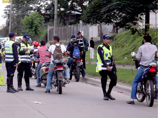 Honduras: Prohibición de dos hombres en motocicleta es por tiempo indefinido