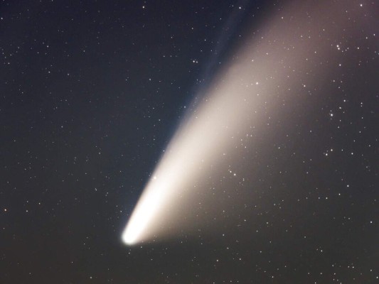 Fotografía proporcionada a The Associated Press por Johnny Horne muestra al cometa Neowise fotografiado con un telescopio desde el monte Grandfather en Linville, Carolina del Norte. Foto AP