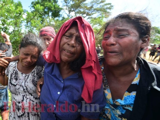 En imágenes, el desgarrador momento en el que familiares despiden a víctimas de naufragio en La Mosquitia