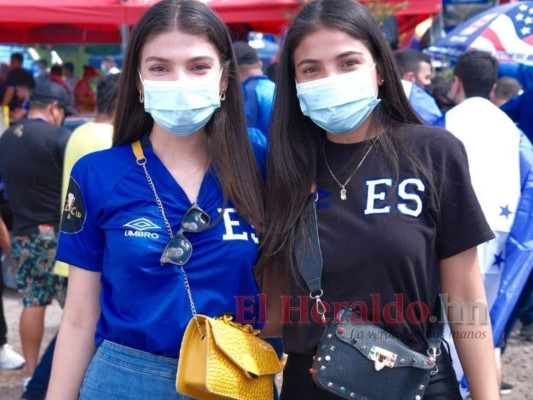 Bellezas hondureñas y salvadoreñas engalanan el estadio Cuscatlán (Fotos)