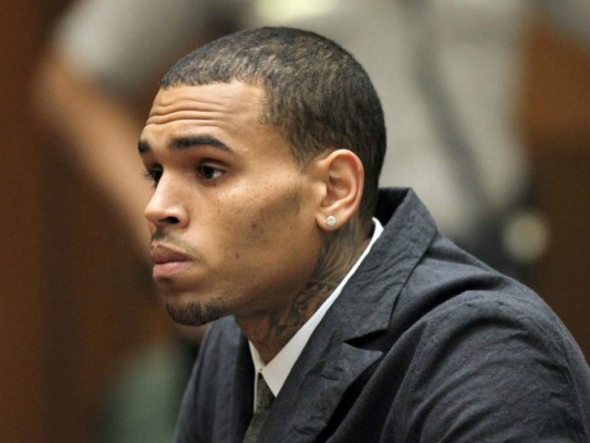 Justicia de EEUU prohíbe a Chris Brown acercarse a exnovia