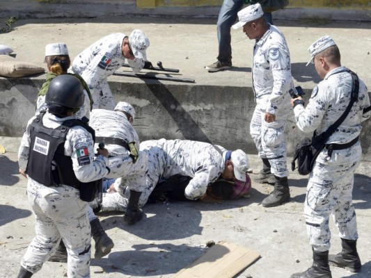 A punta de toletazos y gas lacrimógeno, México impide paso a migrantes