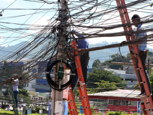 Comienza retiro de cables sin función en postes de Tegucigalpa