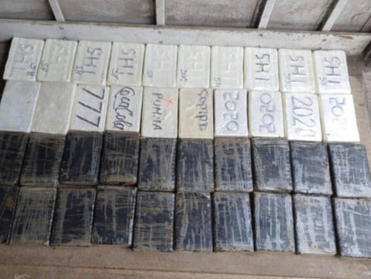 Así fue el decomiso de varios kilos de supuesta cocaína ocultos en caletas (FOTOS)