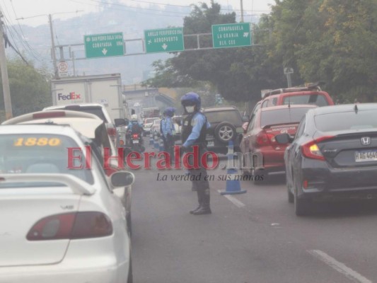 Unos compran, otros van al banco y muchos salen a pedir: La capital en tiempo de pandemia