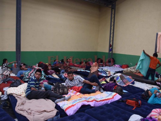 Así pasan la noche los hondureños de la caravana de migrantes