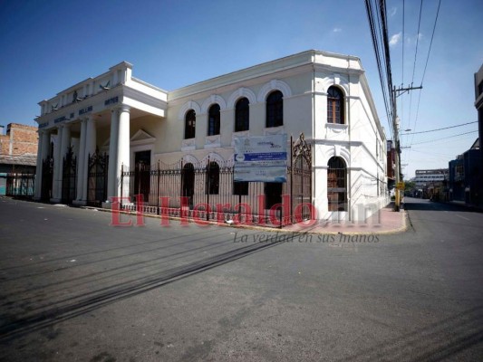 FOTOS: Limpian desolada capital mientras nadie circula por el Covid-19