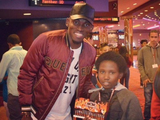 Alberth Elis lleva al cine a 30 niños refugiados a ver la película Black Panther