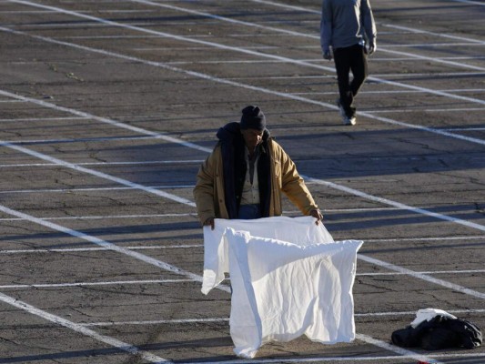 En medio de pandemia, indigentes duermen en estacionamiento en Las Vegas