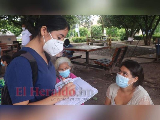 Una profesional del área de la salud atiende a una mujer que resultó damnificada luego de las lluvias de Iota en Tegucigalpa. Foto: Aarón Canales/ EL HERALDO