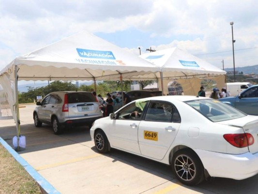 Así continúa vacunación contra covid-19 para adultos mayores en varios puntos de la capital (FOTOS)