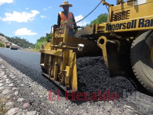 EL HERALDO constató durante el recorrido la presencia de empleados y maquinaria de la empresa constructora que realizan el recubrimiento de asfalto. Foto: Jhony Magallanes/El Heraldo
