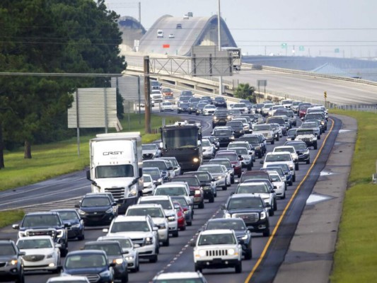 Evacuaciones masivas y estado de emergencia, golfo de EE UU se prepara para el huracán Ida