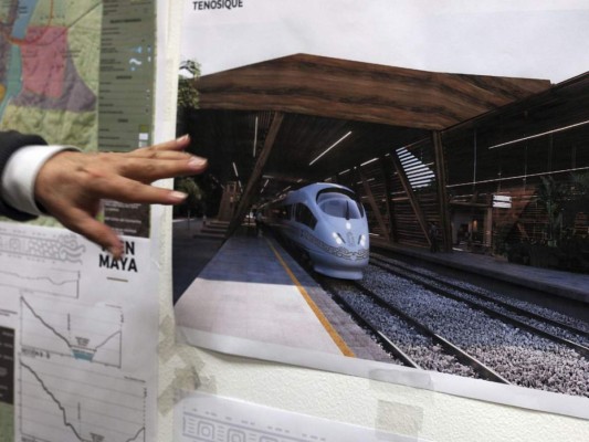 Un funcionario mexicano señala las imágenes de un ferrocarril proyectado que recorrería la Península del Yucatán, denominado Tren Maya. La nueva propuesta de México es extender la red hasta Centroamérica. Foto: Agencia AP.