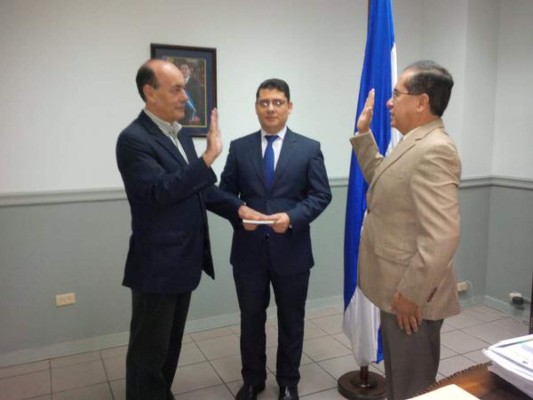 Julio César Núñez se naturaliza hondureño