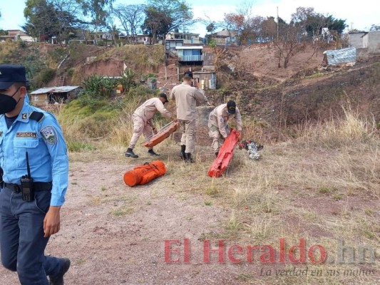 Las dramáticas imágenes del hallazgo del cadáver de un taxista raptado en la capital (FOTOS)