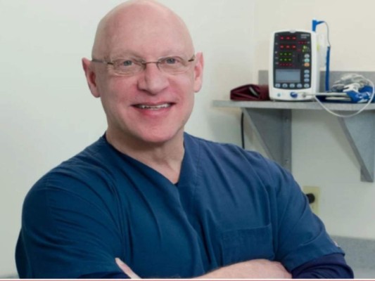 Mujer acudió con el mismo ginecólogo durante años y descubrió que era su padre