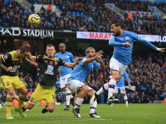 David Silva no jugará ante el Liverpool por lesión