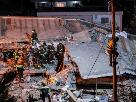 Duras imágenes: Albania busca desesperadamente sobrevivientes del sismo