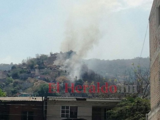 Arde zacatera en medio de viviendas en colonia Lincoln