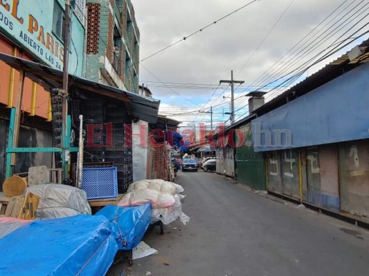 Con retenes policiales restringen paso en mercados de la capital