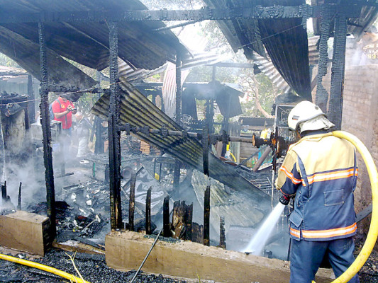 Incendio deja en la calle a familia en la Nueva Suyapa