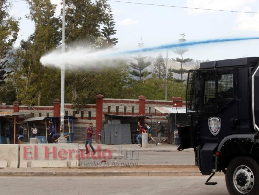 Las 13 imágenes más impactantes del caos fuera de la UNAH tras inicio de clases