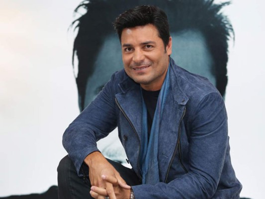 Chayanne presume su tonificado cuerpo a los 49 años