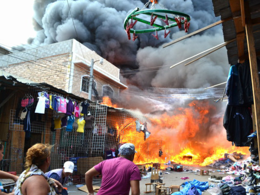 Voraz incendio arrasa con seis mercados de la capital de Honduras