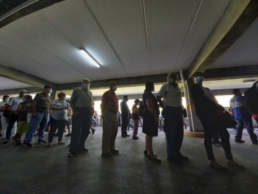 De pie y bajo el sol: así fue la jornada de vacunación de adultos mayores en El Salvador