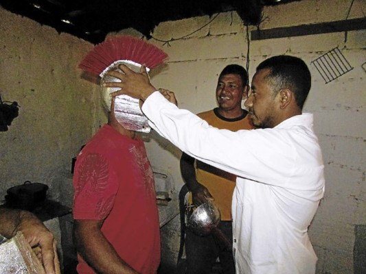 Encadenados para saldar promesas y culpas