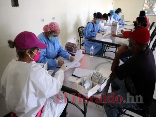 Afluencia masiva de hondureños en brigadas médicas contra covid en la capital