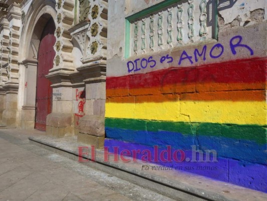 FOTOS: Pintada con la bandera LGTBI amanece iglesia Los Dolores &nbsp;&nbsp;