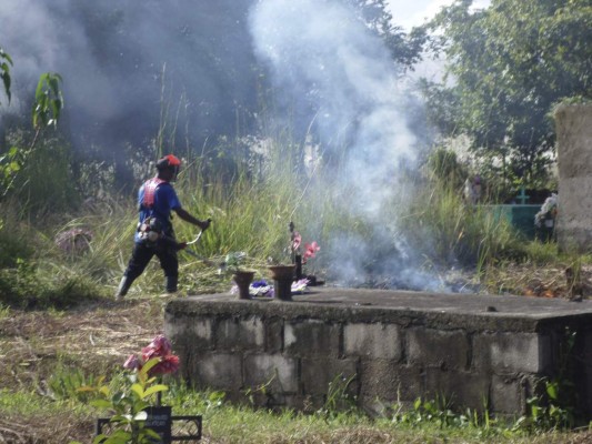 Remozan cementerios para el Día de Difuntos