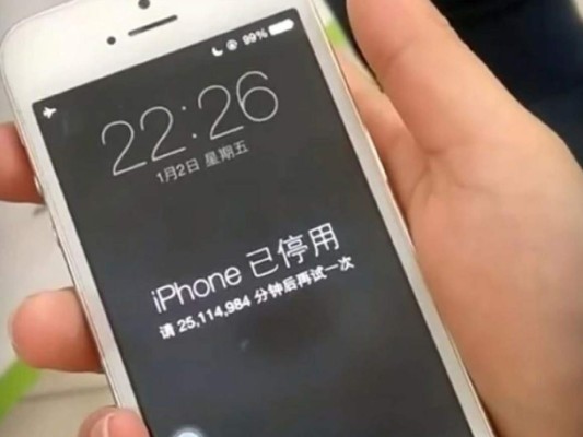 Niño bloquea el iPhone de su madre durante 47 años; introdujo contraseña errónea muchas veces
