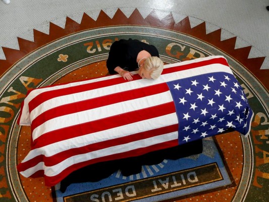Las desgarradoras imágenes de la esposa e hija de John McCain en su funeral