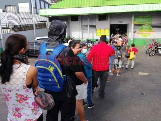 Sin mascarilla y aglomerados, así se arriesgan algunos capitalinos