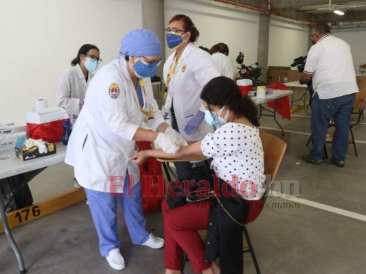 Voluntad, desesperación y aplazamiento: En imágenes cómo se desarrolló el primer día de ensayo de cruce de vacunas  