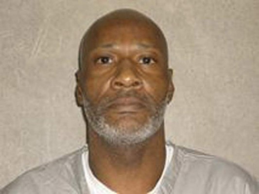 Grant asesinó en 1998 con un desatornillador a una mujer que trabajaba en la cafetería de la cárcel en donde purgaba una pena por asalto a mano armada.