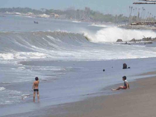 Movimientos de la luna generan elevado oleaje en Pacífico hondureño