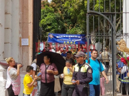 Ambiente en el Día de los Muertos en el Cementerio General de Tegucigalpa
