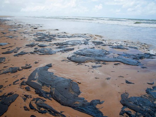 El crudo derramado probablemente proviene de Venezuela, de acuerdo con un reporte de la petrolera estatal Petrobras. Foto: AP.