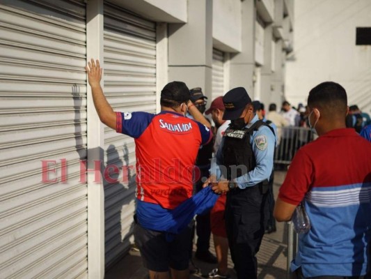 Policía Nacional forra el estadio Morazán previo a la final del Apertura 2021